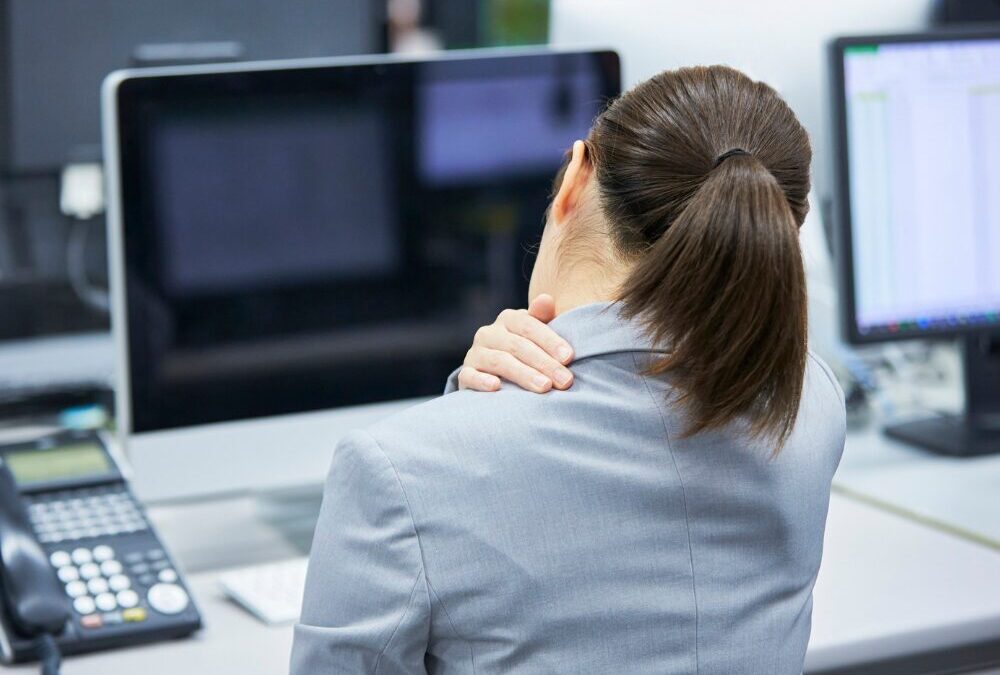 Fisioterapia per chi lavora in ufficio: programma di 8 settimane per ridurre dolore a collo e schiena